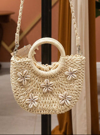 Borsa in paglia semicircolare con fiori  di conchiglia e tracolla intrecciata