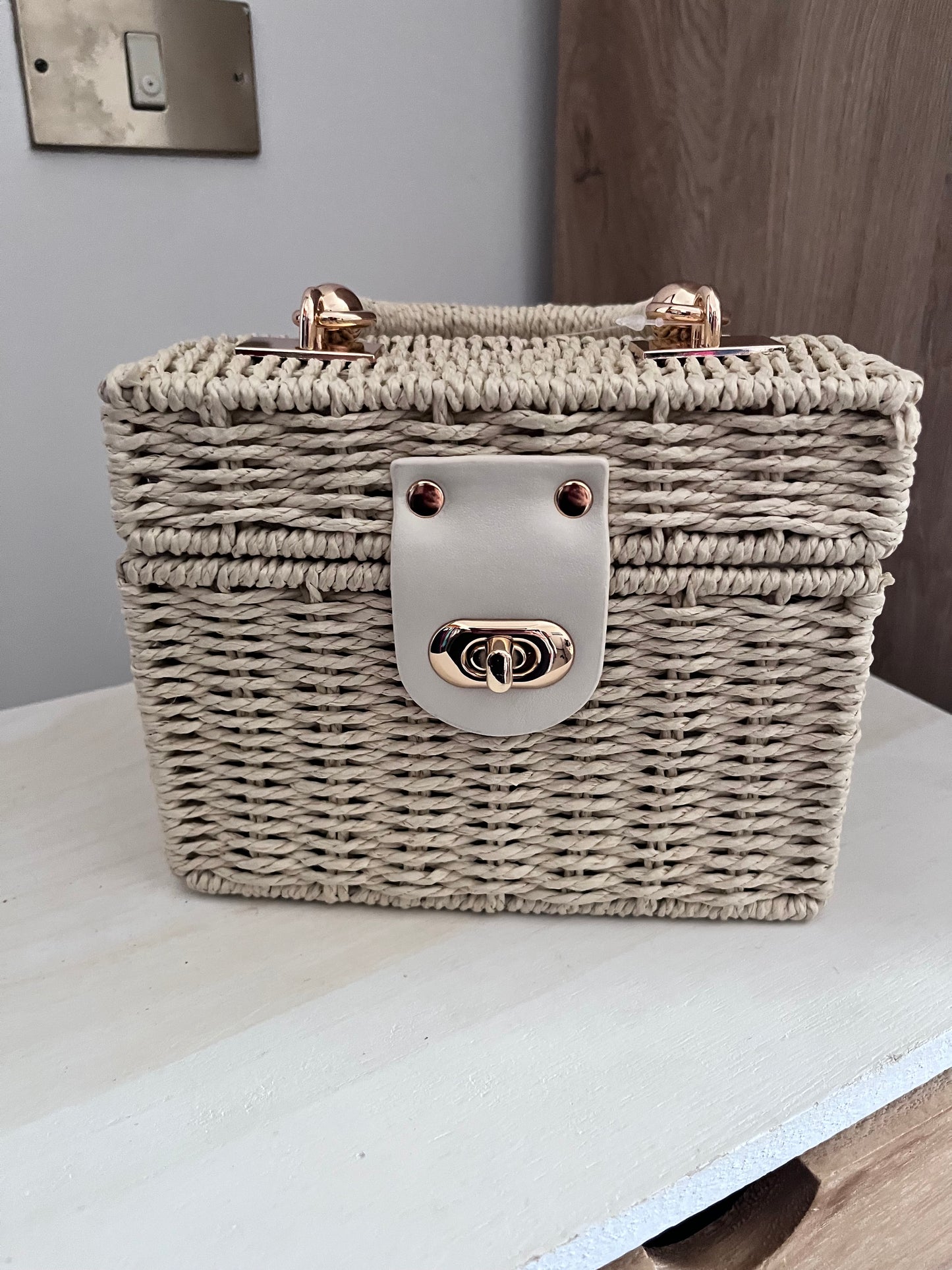 Borsa box in paglia intrecciata con chiusura a scatto e manico rigido