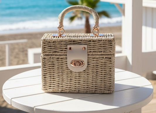 Borsa box in paglia intrecciata con chiusura a scatto e manico rigido
