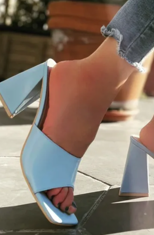 Mules con tacco a blocco azzurro cielo e dettagli cromati