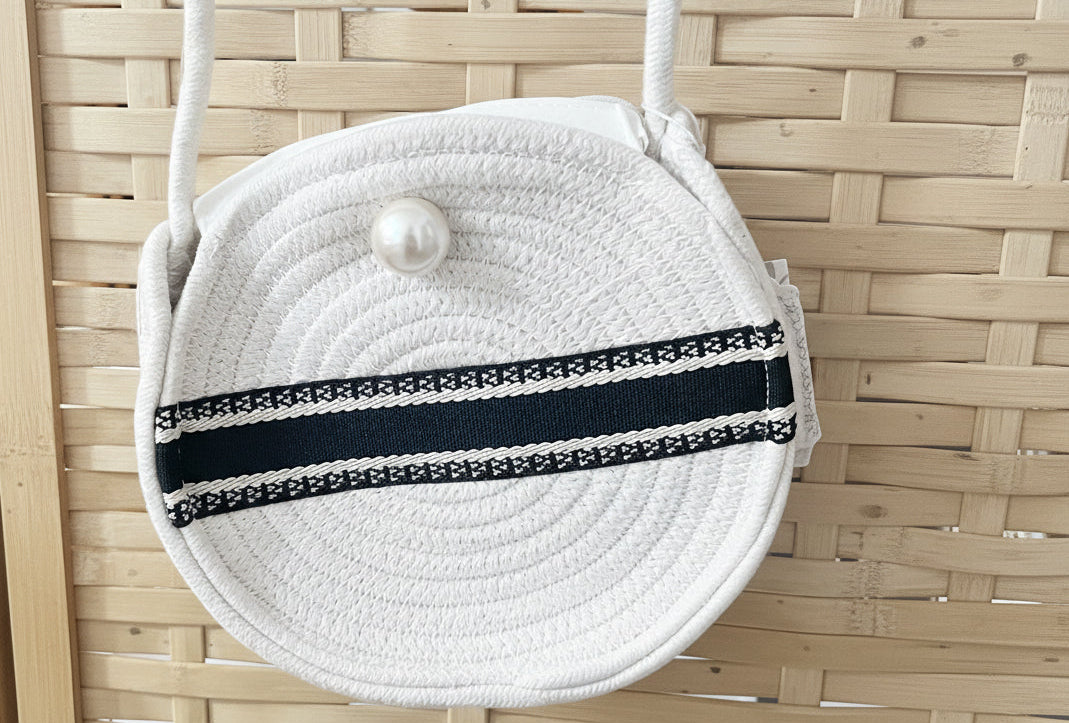 Borsa rotonda in corda bianca con perla e fascia nera - dettaglio frontale