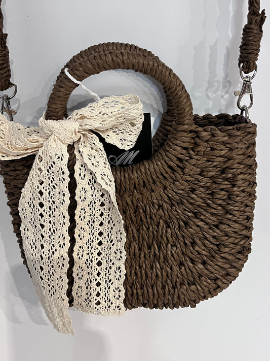 Borsa a secchiello in paglia intrecciata con fiocco in pizzo - dettaglio frontale