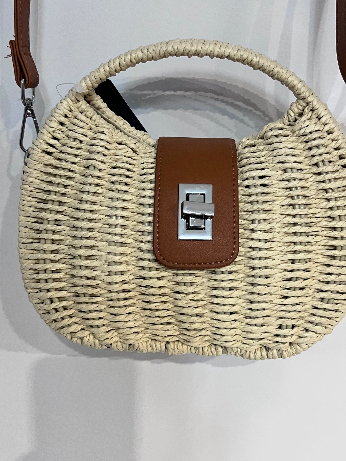 Borsa a mezzaluna in rafia avorio - dettaglio chiusura in cuoio cognac