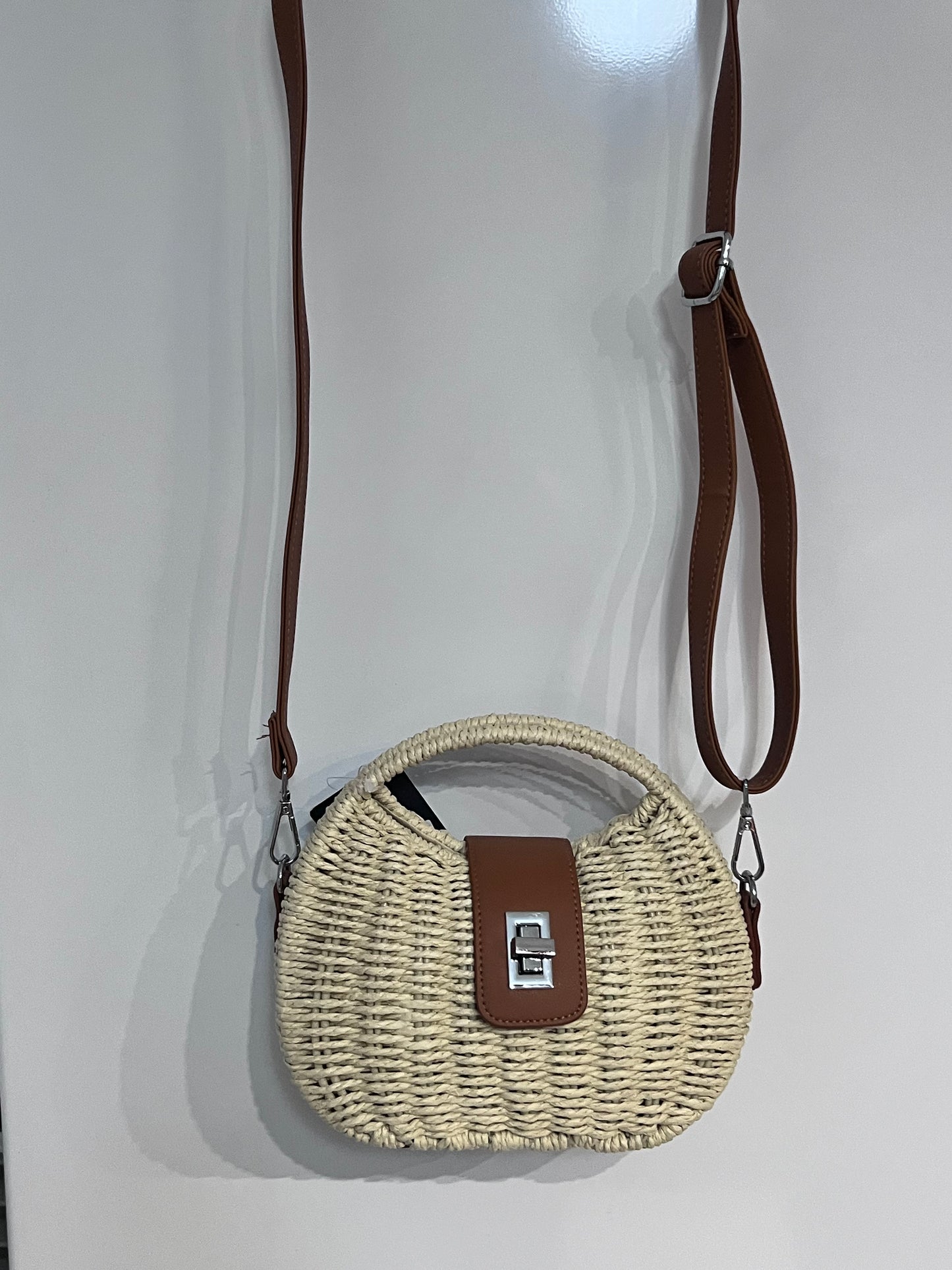 Borsa a mezzaluna in rafia avorio - vista frontale con tracolla