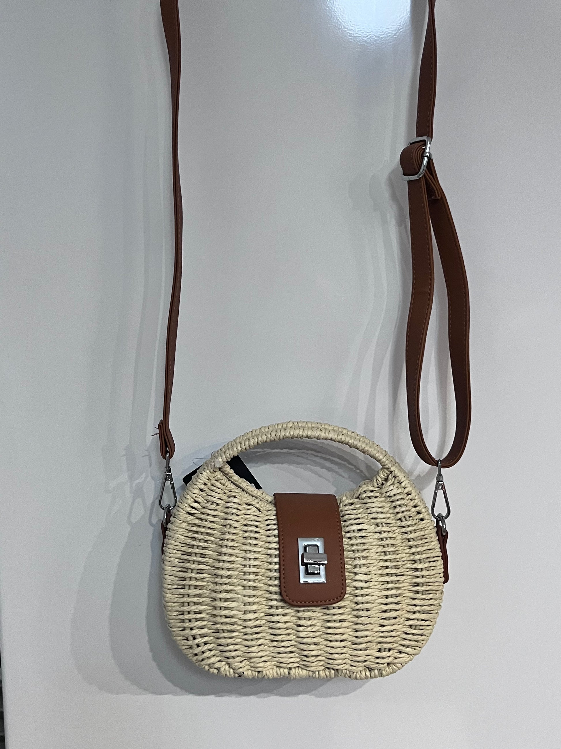 Borsa a mezzaluna in rafia avorio - vista frontale con tracolla