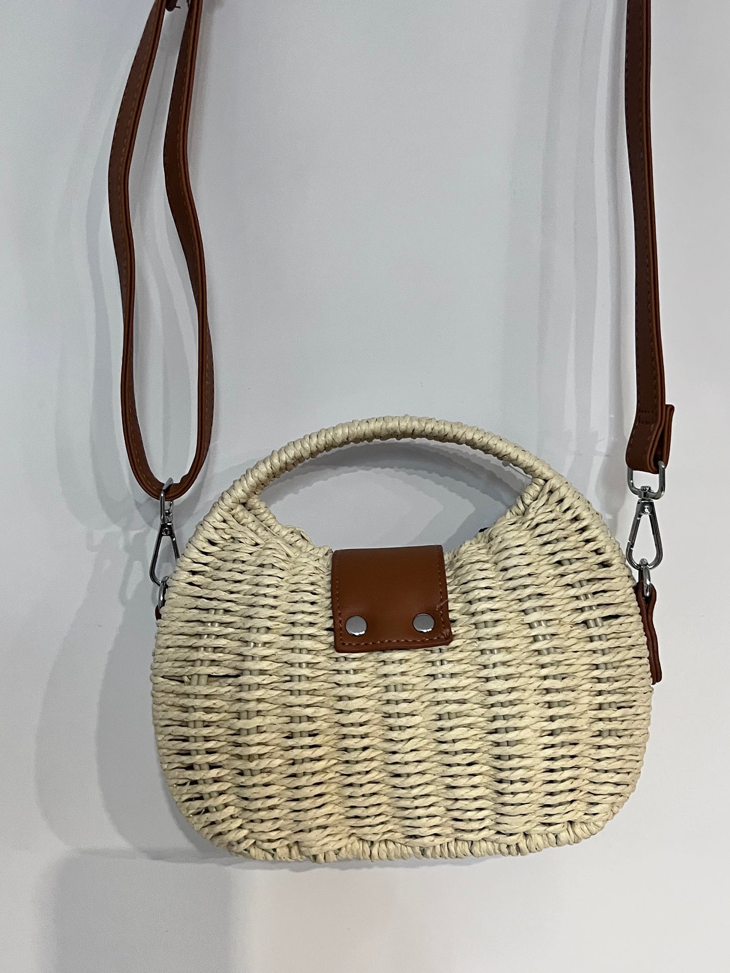 Borsa a mezzaluna in rafia avorio - vista posteriore con tracolla