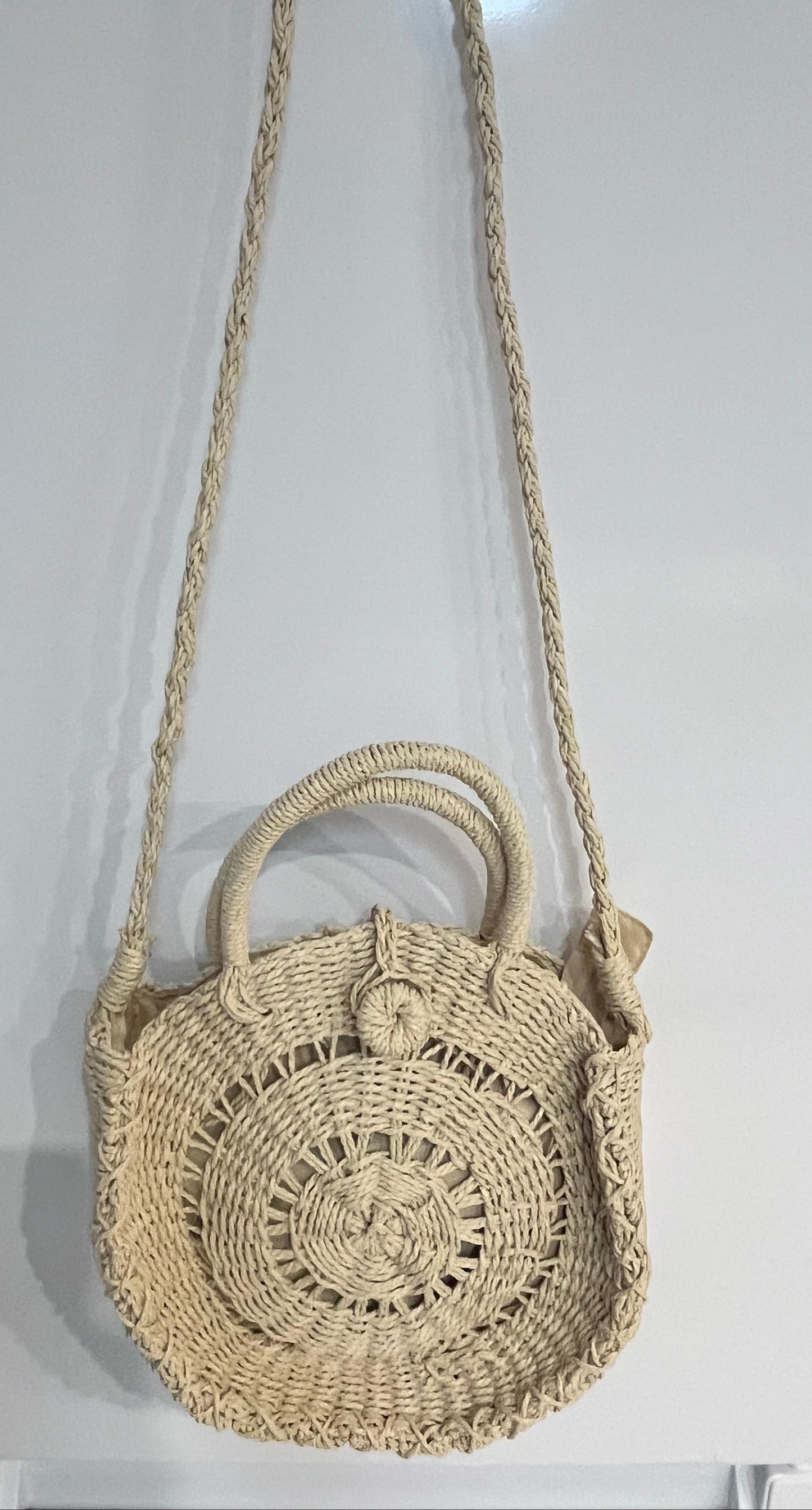 Borsa rotonda in rafia avorio con intreccio traforato a spirale - vista completa con tracolla