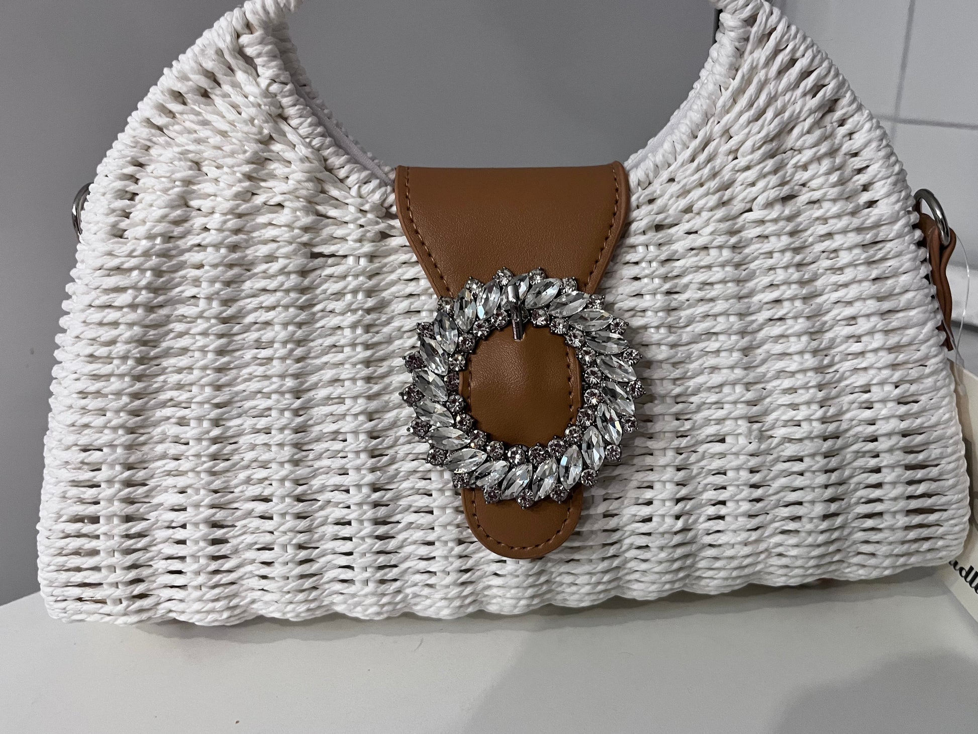 Borsa hobo in corda bianca con fibbia gioiello - vista frontale
