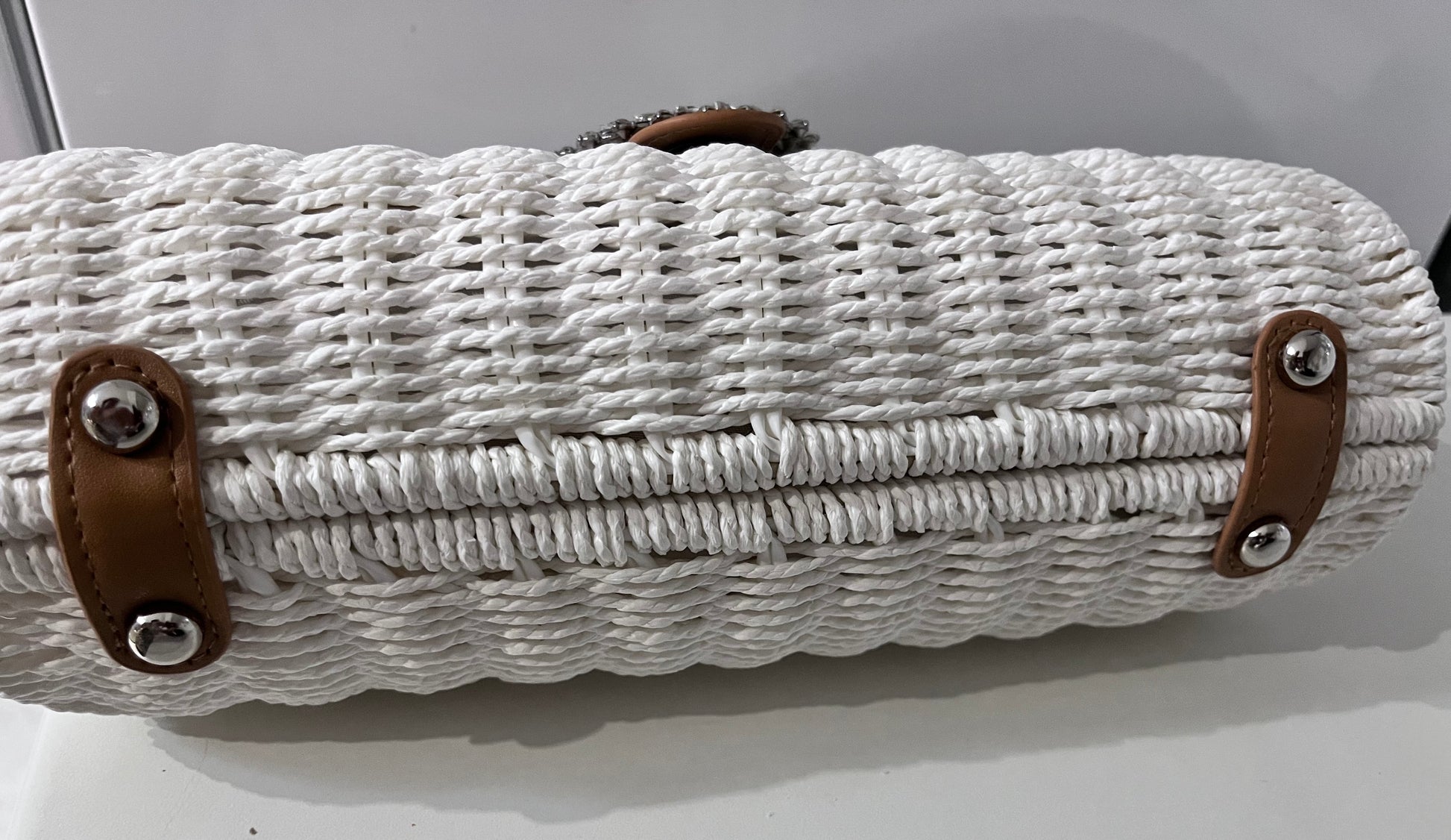Borsa hobo in corda bianca - dettaglio base con rinforzi in cuoio cognac