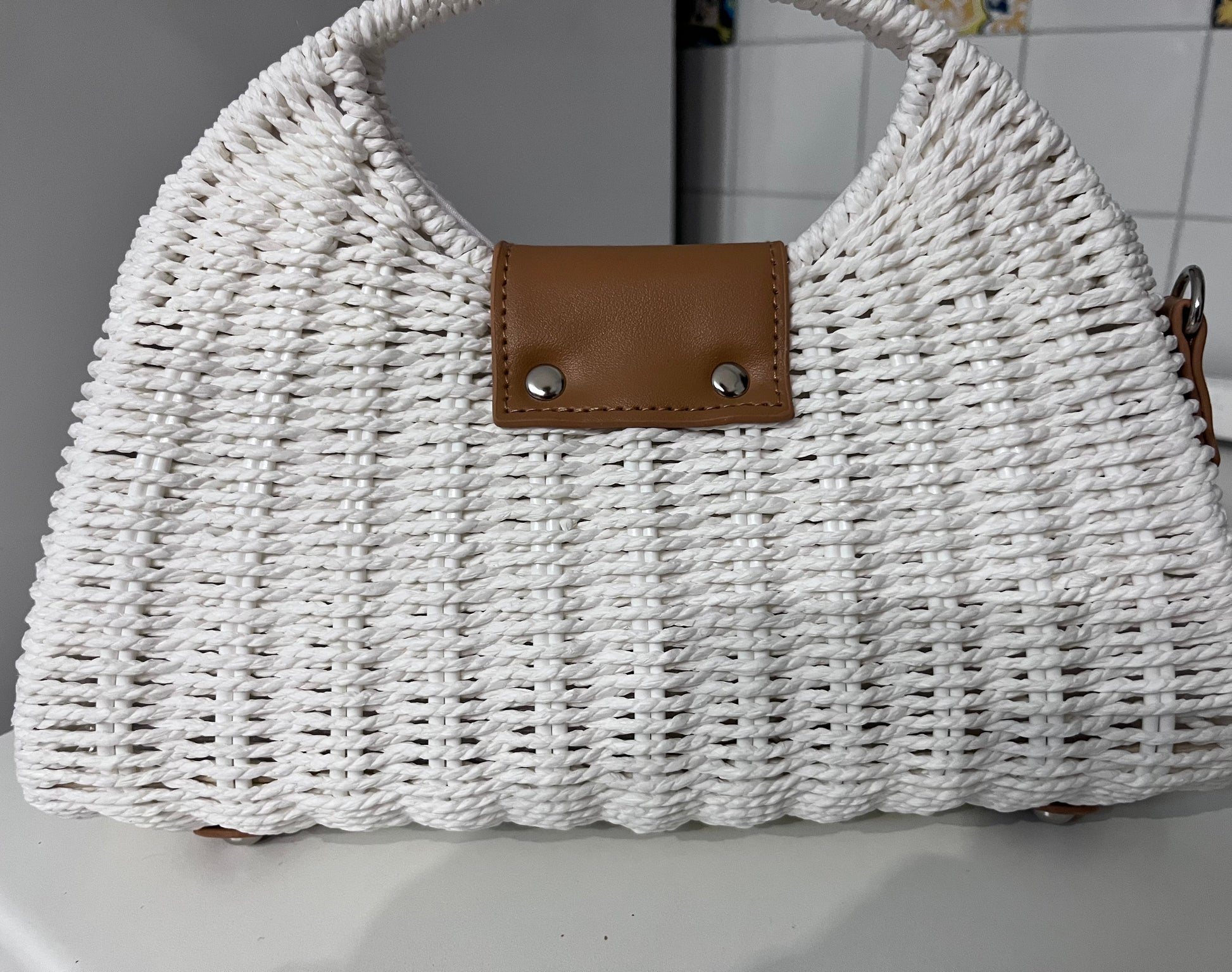 Borsa hobo in corda bianca - dettaglio fibbia gioiello con cristalli