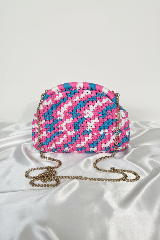 Borsa a mezzaluna in corda multicolor rosa azzurro bianco - vista frontale con catena