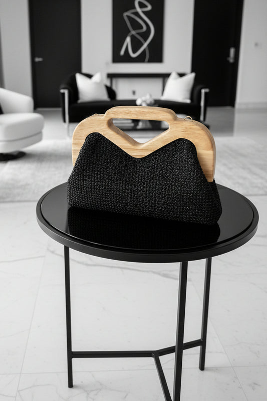 Pochette  in rafia  con manico in legno
