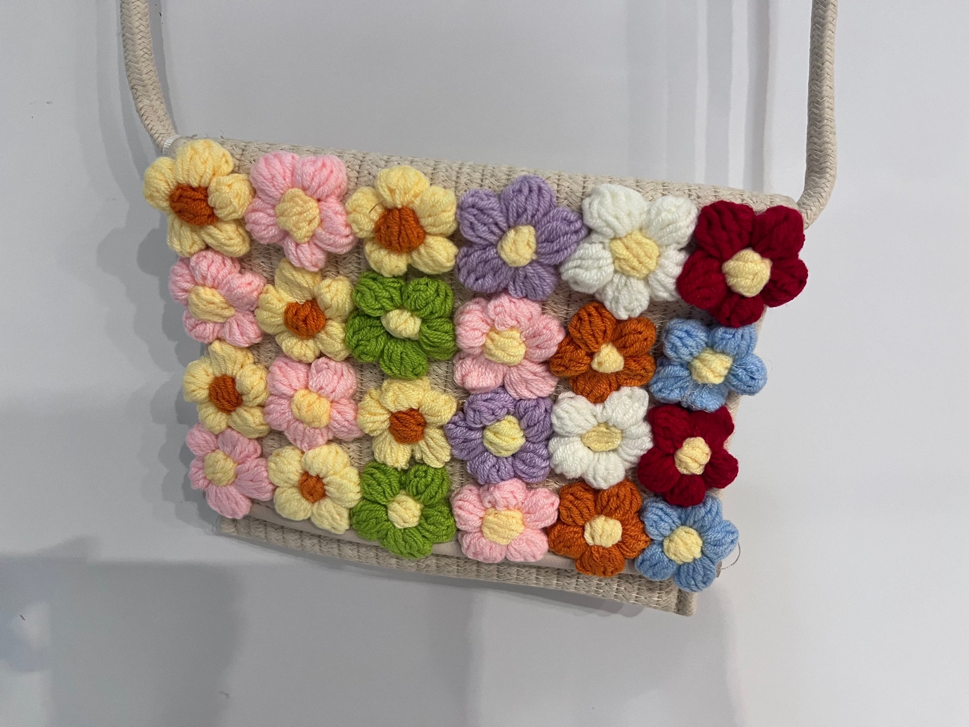 Borsa a tracolla in rafia con fiori 3D multicolor - dettaglio fiori all'uncinetto