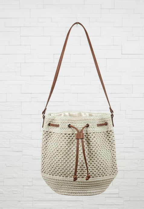 Borsa secchiello in rafia traforata avorio con coulisse e tracolla in cuoio marrone