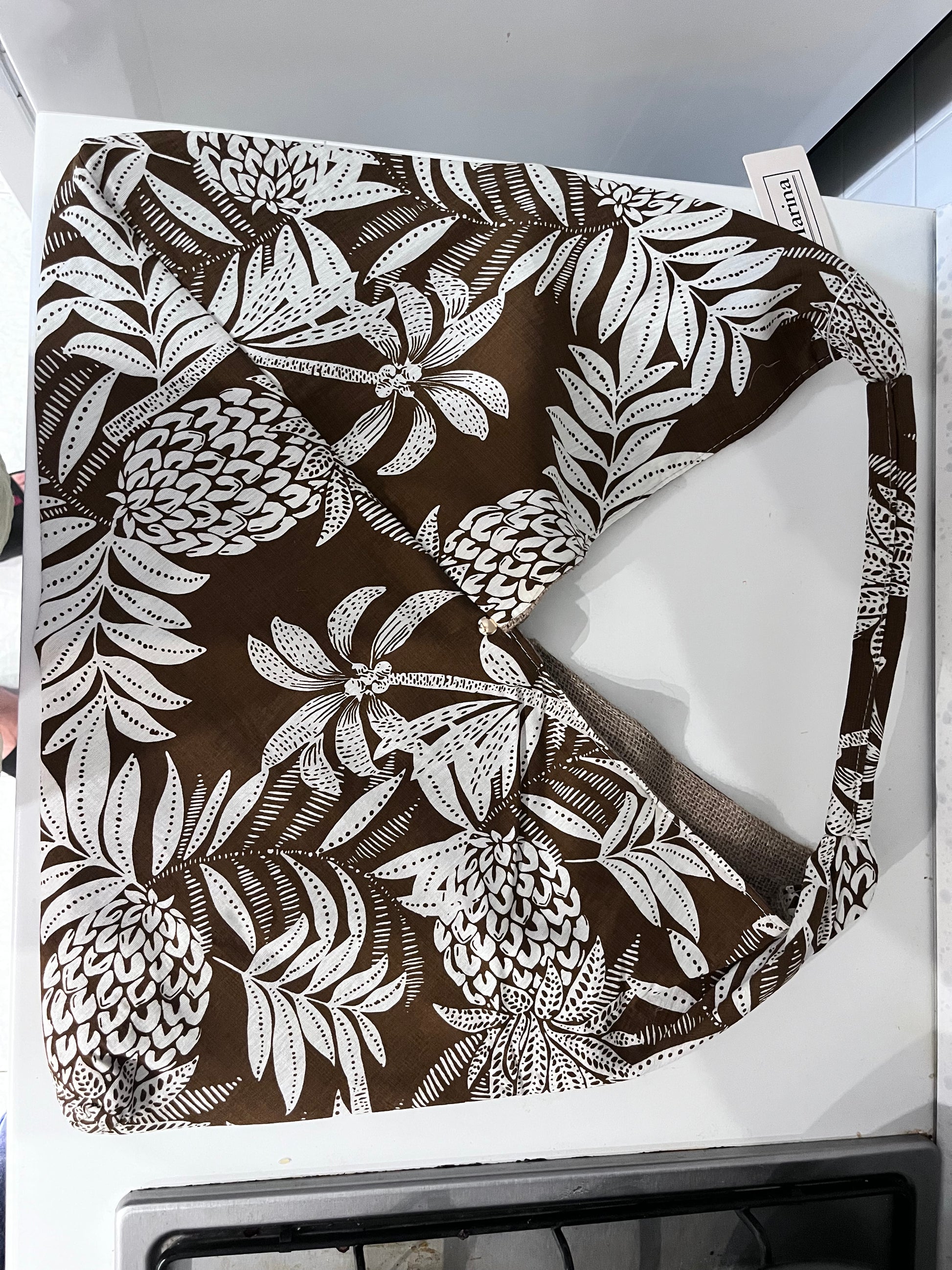Tote bag in tessuto marrone con stampa tropicale ananas e foglie bianche