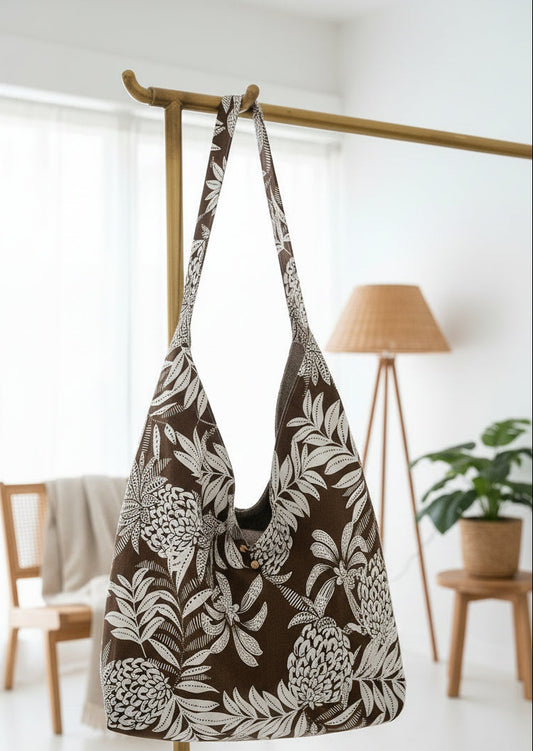 Tote bag in tessuto marrone con stampa tropicale ananas e foglie bianche