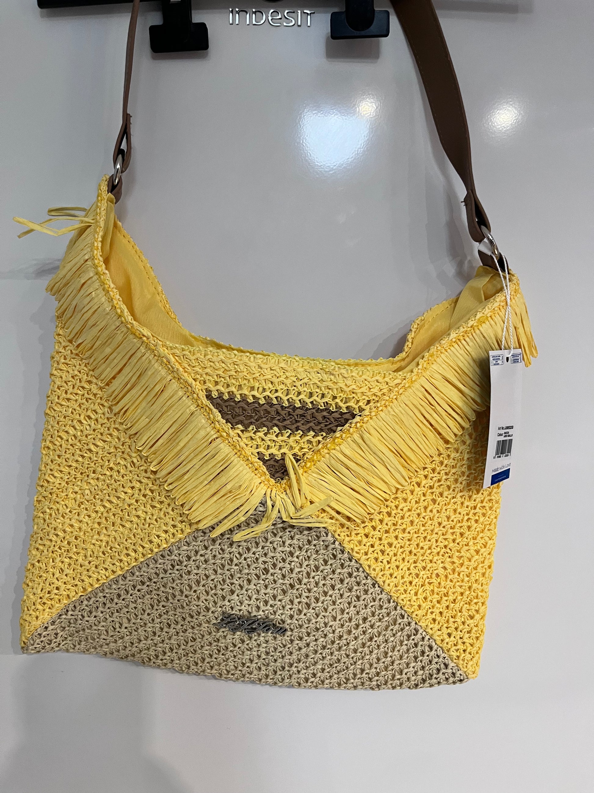 Borsa hobo in rafia bicolor giallo e sabbia con frange - vista frontale con tracolla