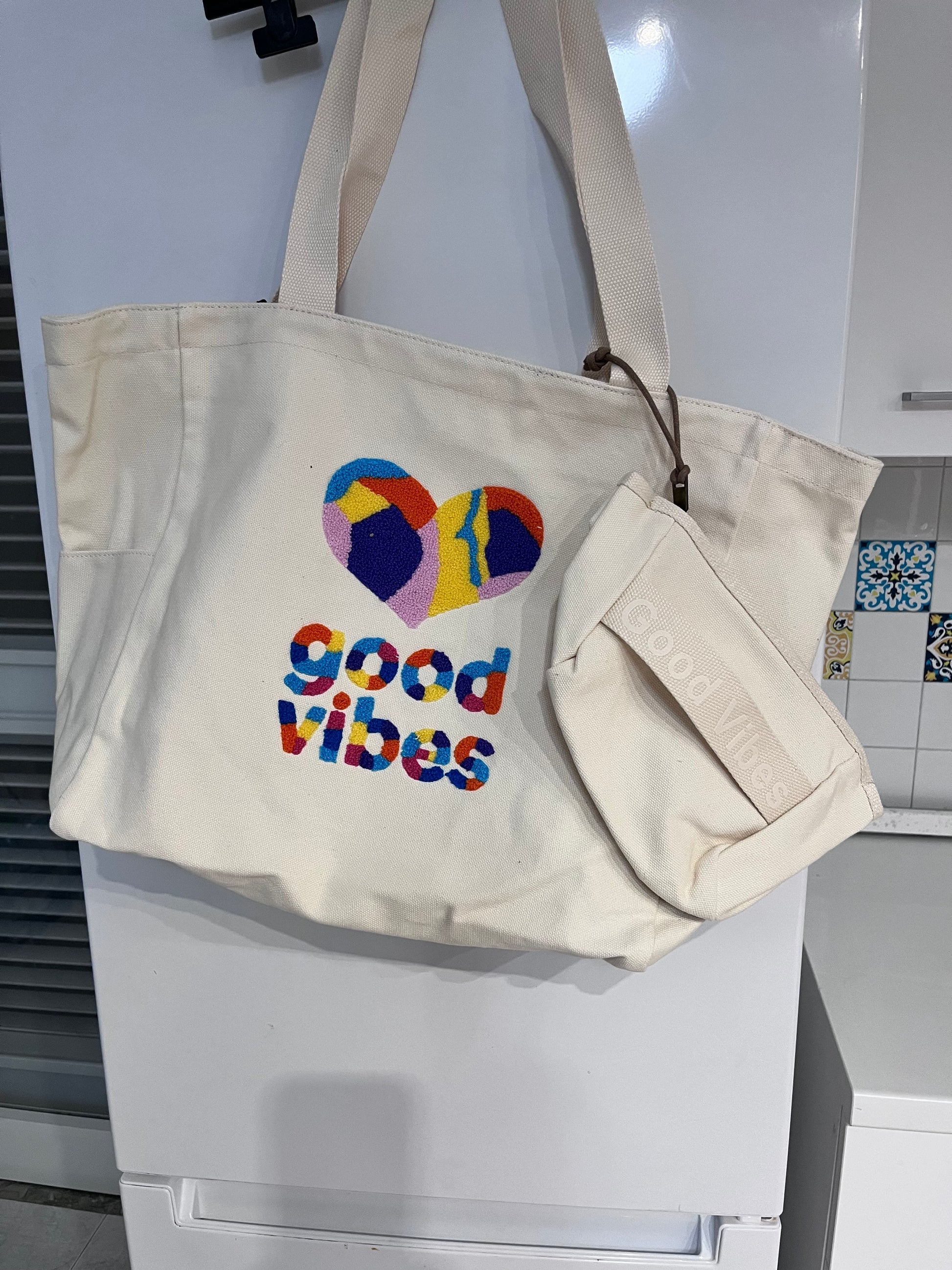 Tote bag in canvas avorio Good Vibes con cuore ricamato e pochette abbinata