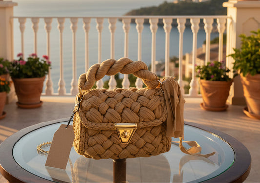 Borsa a mano in corda intrecciata beige - dettaglio manico ritorto e chiusura dorata