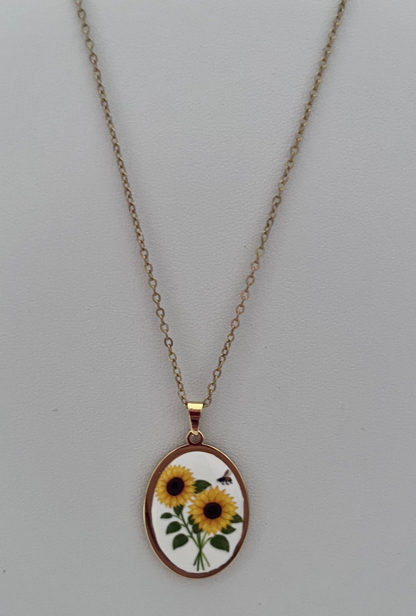 Collana Girasole dorata con ciondolo ovale