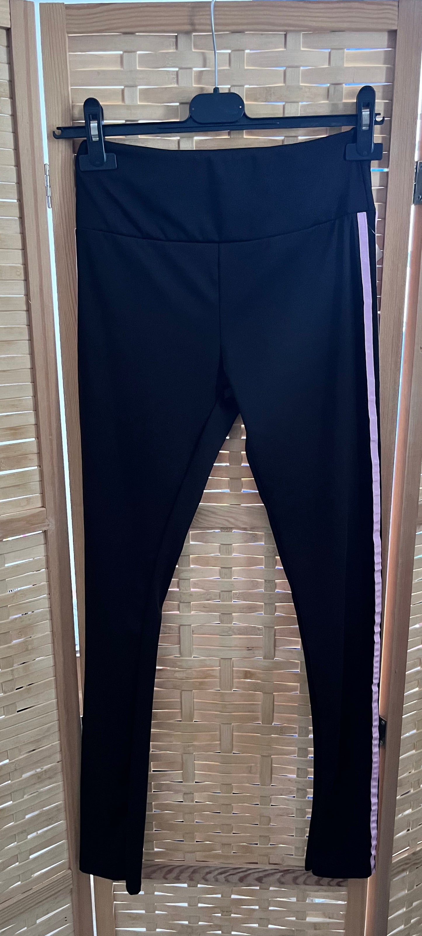 Leggings neri con banda laterale rosa