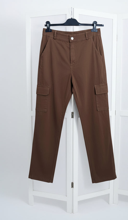 Pantaloni cargo marroni con tasche laterali