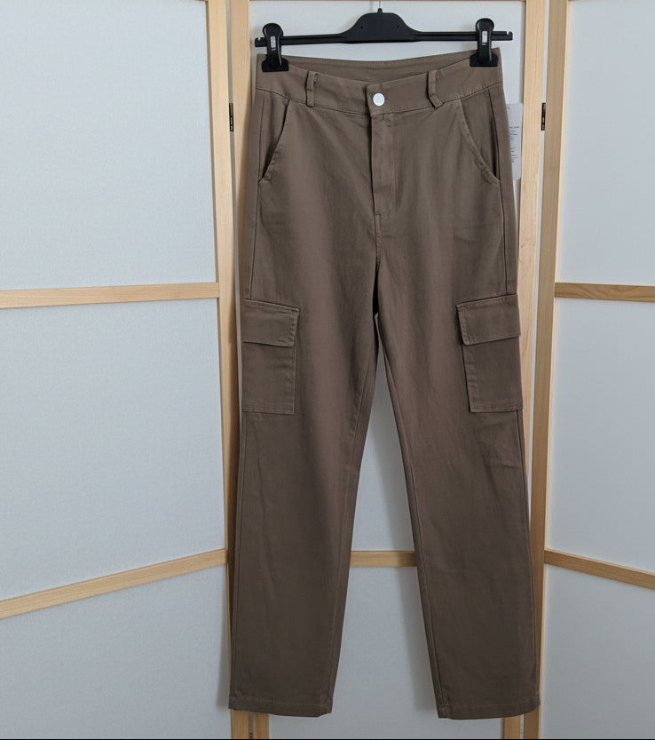 Pantaloni cargo tortora con tasche laterali