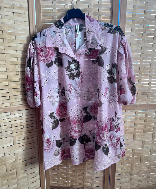 Camicia in sangallo rosa cipria con stampa floreale e maniche a palloncino