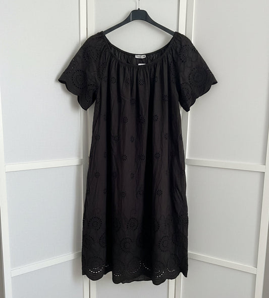 Vestito midi in sangallo nero off-shoulder con maniche a volant