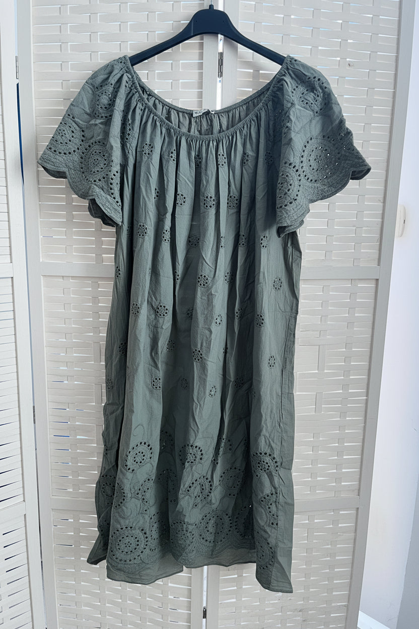Vestito midi in sangallo verde militare off-shoulder con maniche a volant