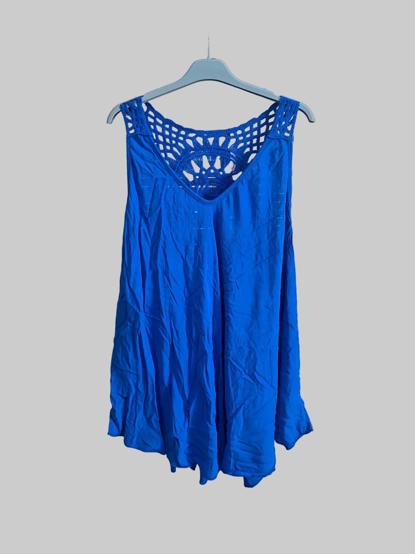 Top ampio blu elettrico senza maniche con inserto in crochet a rete