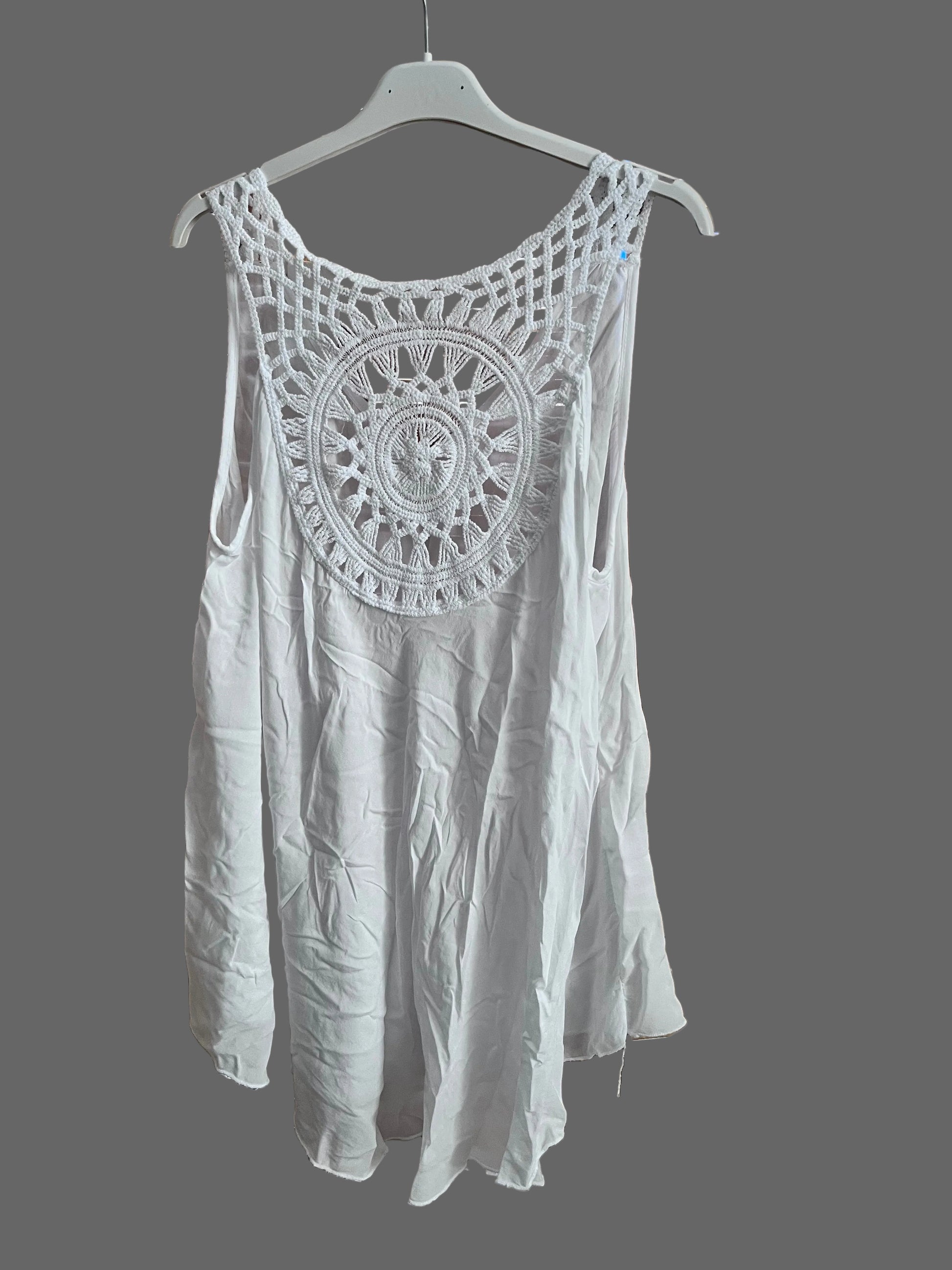 Top ampio bianco senza maniche con inserto in crochet medaglione