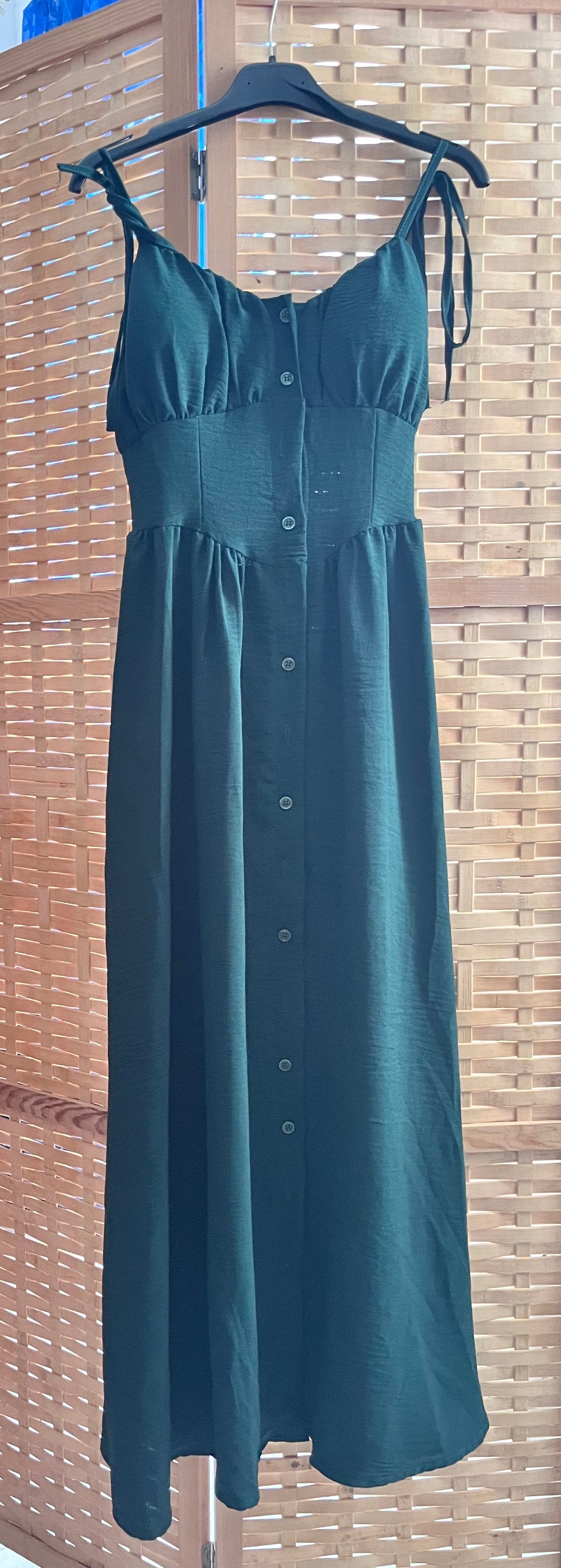 Abito lungo verde militare con spalline a fiocco e bottoni centrali