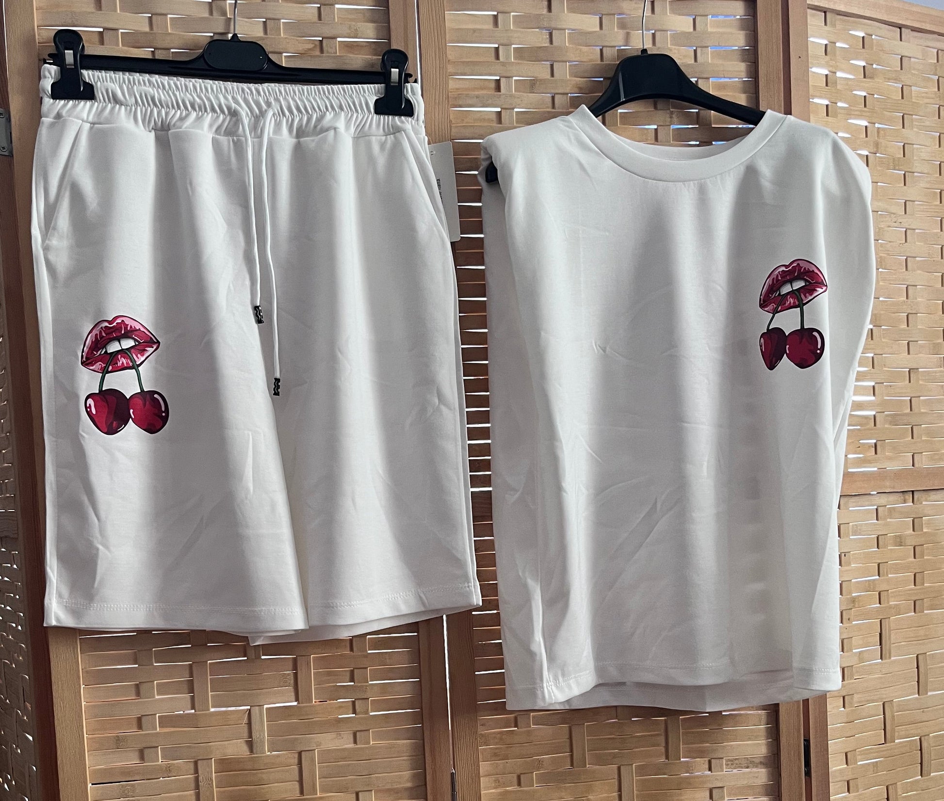 Coordinato bianco shorts e top senza maniche con stampa labbra e ciliegie