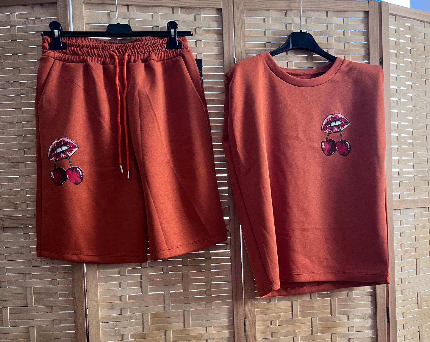 Coordinato terracotta shorts e top maniche lunghe con stampa labbra e ciliegie