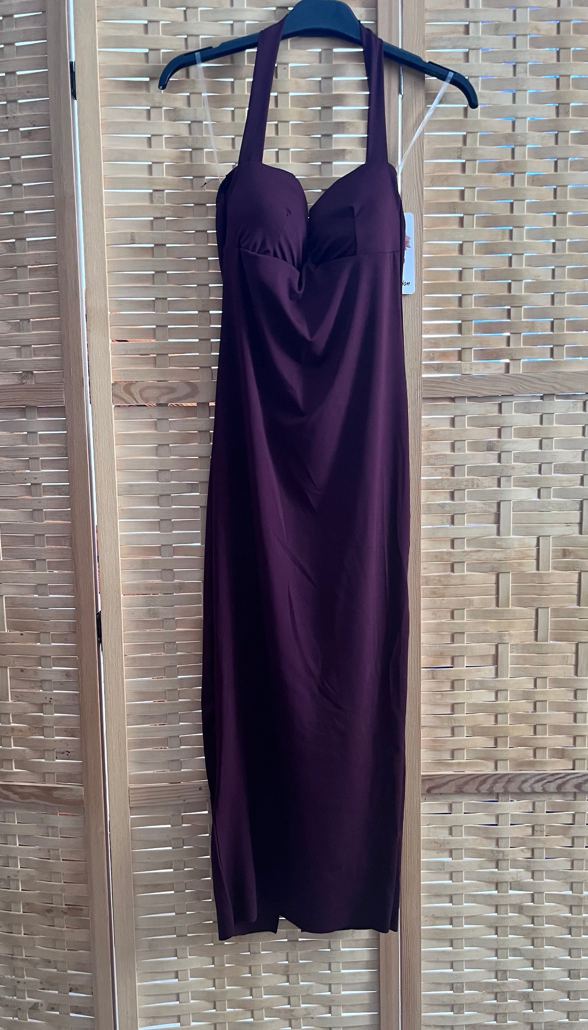 Abito lungo aderente prugna con corpino a cuore e spalline halter