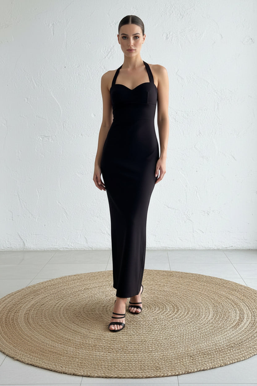 Abito lungo aderente nero con corpino a cuore e spalline halter