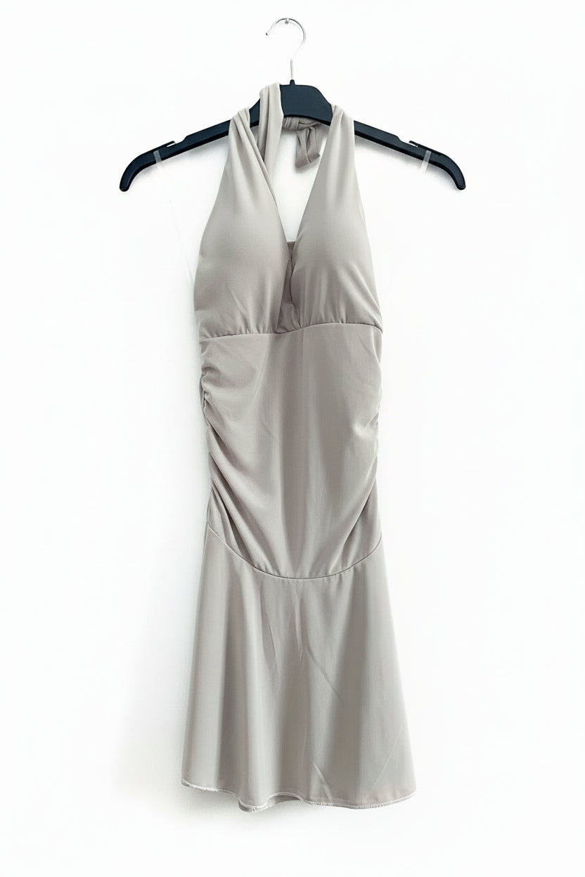 Abito corto halter grigio con scollo a V drappeggiato e gonna a ruota