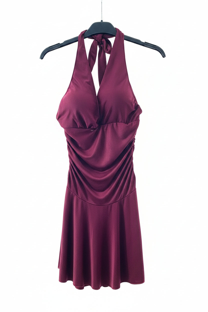 Abito corto halter bordeaux con scollo a V drappeggiato e gonna a ruota