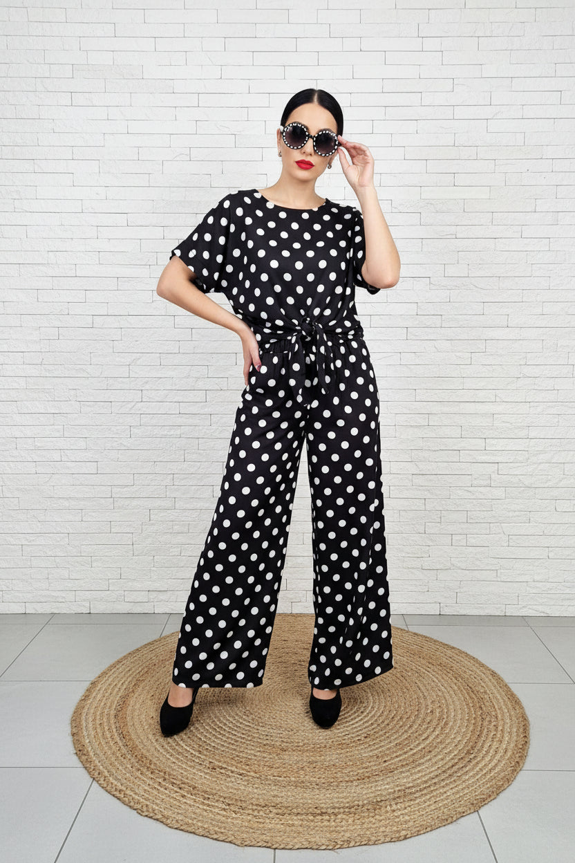 Coordinato a pois bianchi su nero: pantalone wide leg e top a maniche corte