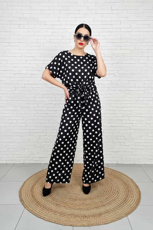 Coordinato a pois bianchi su nero: pantalone wide leg e top a maniche corte
