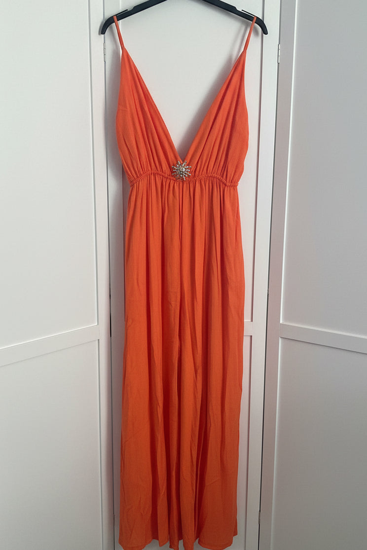 Abito lungo arancio corallo con spalline sottili scollo a V e spilla gioiello