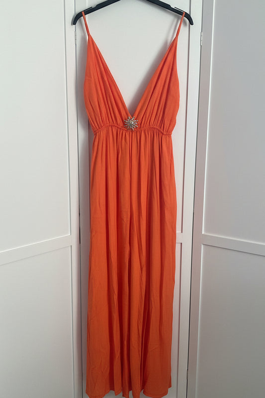 Abito lungo arancio corallo con spalline sottili scollo a V e spilla gioiello