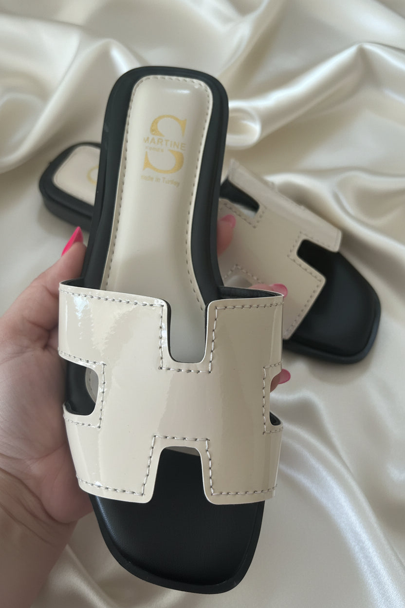 Ciabatte slide H pelle verniciata beige - dettaglio fascia