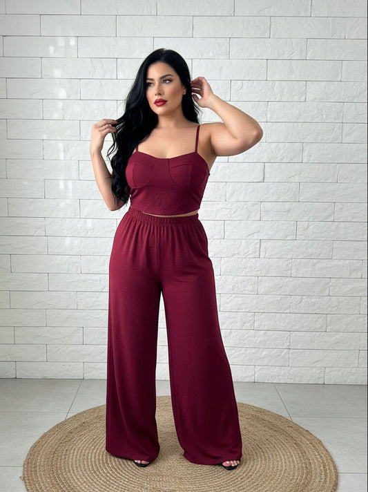 Pantalone wide leg bordeaux con elastico in vita e top bustier coordinato
