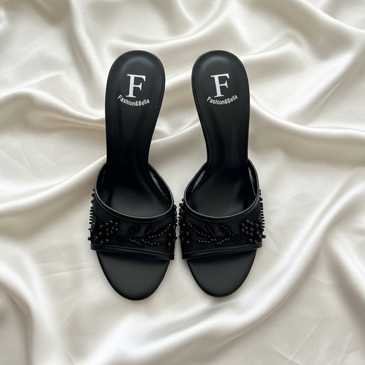 Mules nere con borchie e ricami floreali