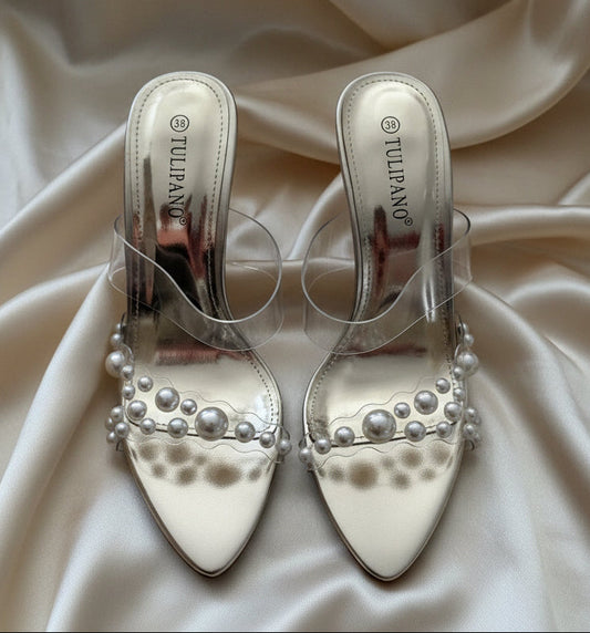 Mules con perle e cinturino trasparente