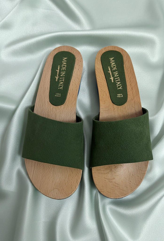 Zoccoli in legno colore verde