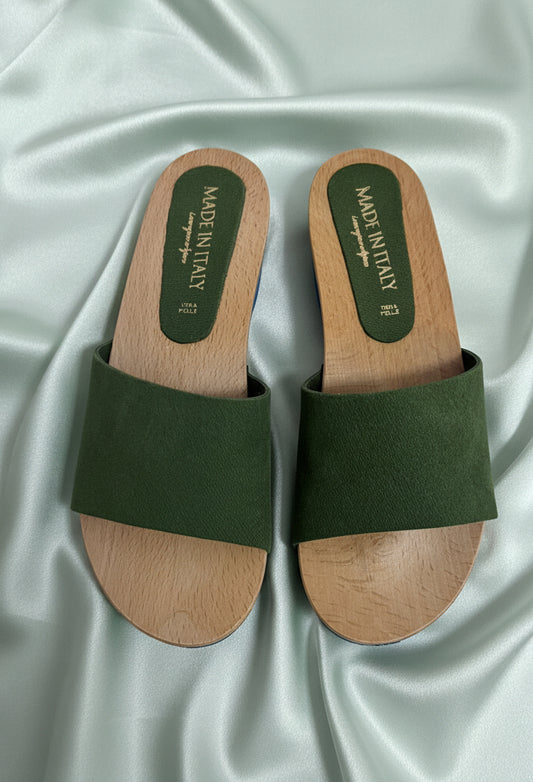 Zoccoli in legno colore verde