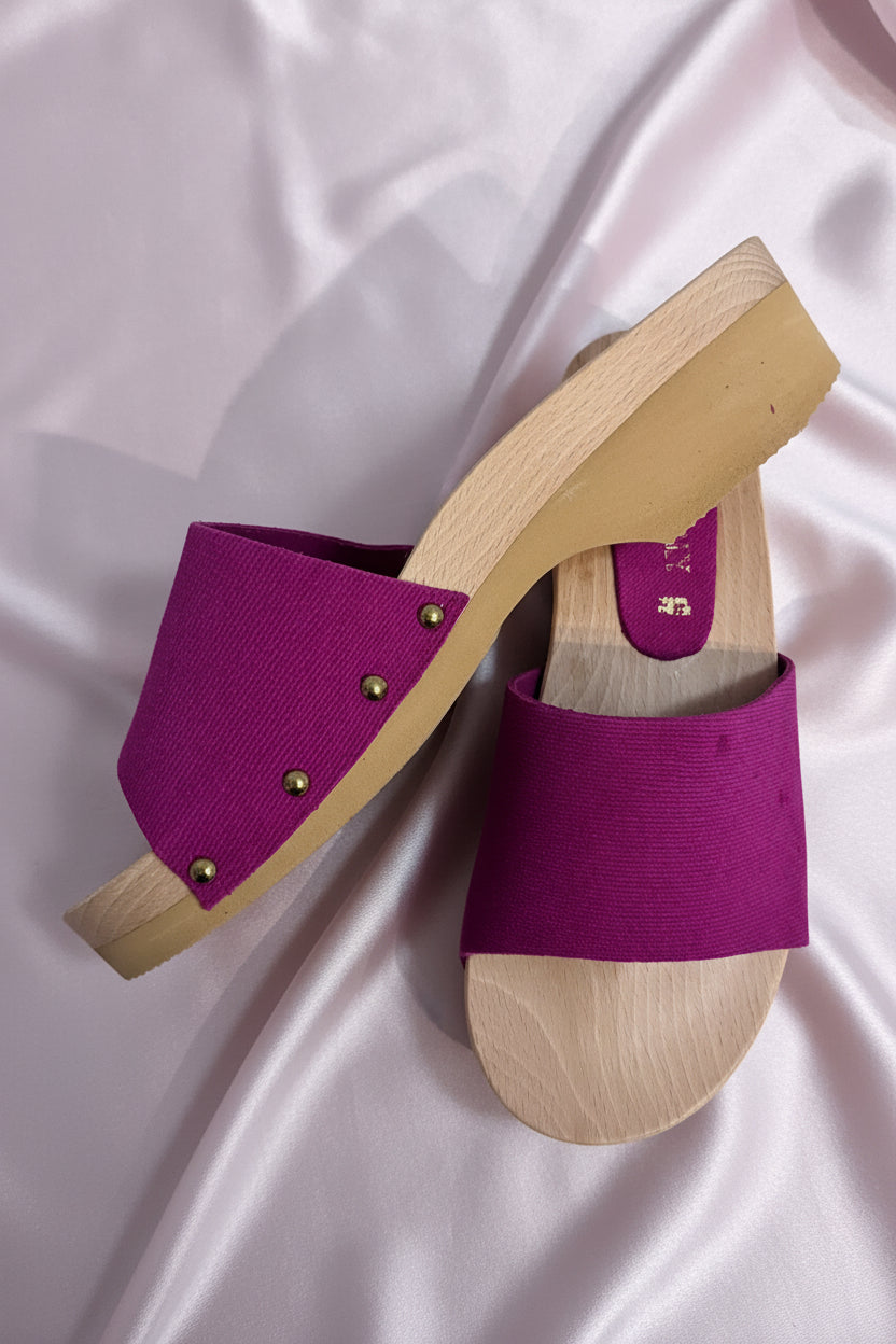 Zoccoli in vera pelle con suola in legno - colore viola, vista laterale